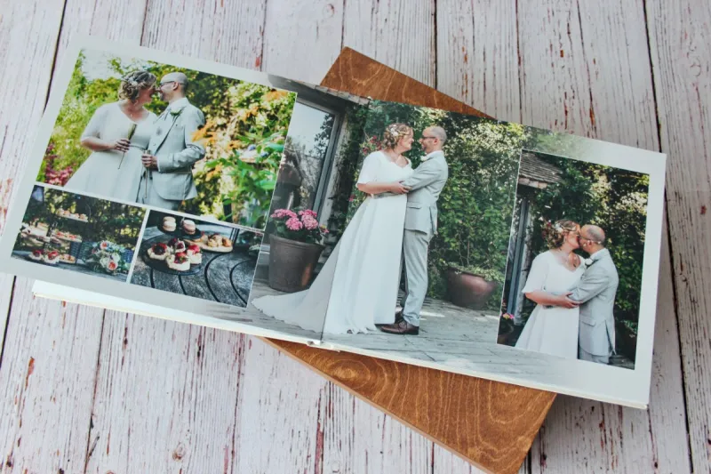 Gedrucktes Hochzeitsalbum mit Fotos eines Schweizer Hochzeitsfotografen